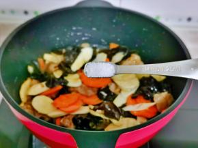 按个人口味加入盐。