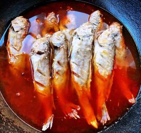 添加适量清水再放入炸好的黄花鱼大火炖起来