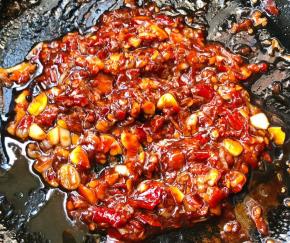 另起锅倒入底油加热放入花椒和八角炸香再葱姜蒜爆香