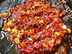 另起锅倒入底油加热放入花椒和八角炸香再葱姜蒜爆香