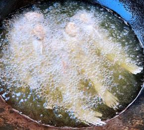 锅中倒入油加热至七成热依次放入黄花鱼大火炸起来