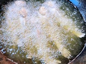 锅中倒入油加热至七成热依次放入黄花鱼大火炸起来
