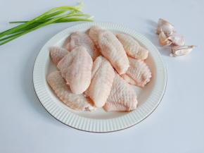 把鸡翅洗干净后用冷水浸泡30分钟捞出控干水份。