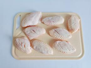 鸡翅正反两面各切两下，便于入味的同时在煎的时候容易熟。