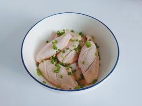 鸡翅放入大碗里面，撒点香葱提香。