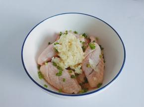 加上蒜泥【此处蒜泥可以一点多】