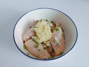 加上蒜泥【此处蒜泥可以一点多】