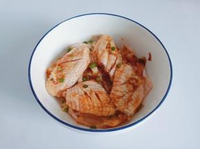 带上一次性手套，给每个鸡翅按摩一遍，抓匀放入冷藏腌制一小时。