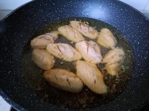 锅里多倒一点油，比平时炒菜的油多，中火烧热放入鸡翅。