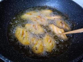 中小火煎，筷子要勤翻动。