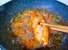 煎熟差不多捞出，油温升高再复炸一下就可以了。