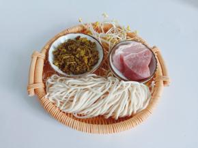 这次买的雪菜微微带一点点酸香味，特别喜欢香。