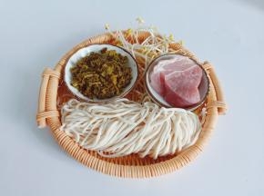 这次买的雪菜微微带一点点酸香味，特别喜欢香。