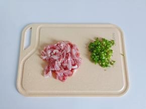 猪肉剔除筋膜切片再切成细丝，葱切成小段。