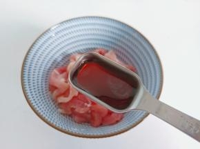 猪肉丝放入碗里，加生抽一勺。