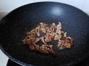 热锅热油放入猪肉丝煸炒。