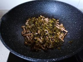 加入酸菜翻炒片刻。
