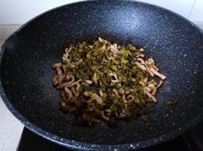 加入酸菜翻炒片刻。