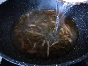 锅里倒入适量的开水煮开。