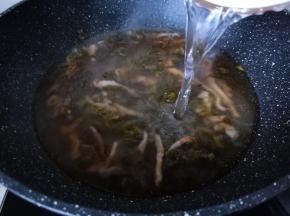 锅里倒入适量的开水煮开。