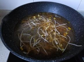 加上黄豆芽一起煮。