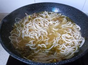 放入手擀面开大火煮三分钟左右。