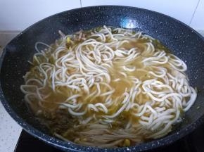放入手擀面开大火煮三分钟左右。