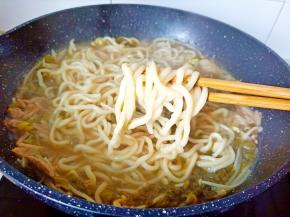 煮熟的面条就可以盛碗里了。