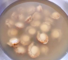 扇贝的肉肉取出放在原汁原味的汤汁中清洗干净沥干水份