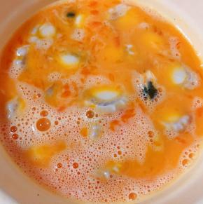 鸡蛋打散放入扇贝肉肉拌匀