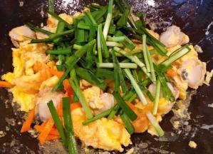 放入韭菜改中小火翻炒均匀