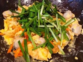 放入韭菜改中小火翻炒均匀