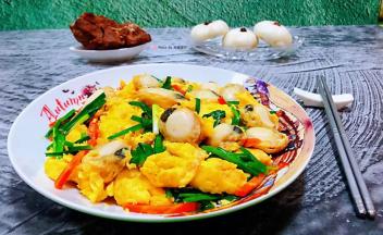 美味的扇贝炒鸡蛋装入盘中搭配小馒头和大梁骨一起吃超级棒