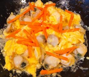 鸡丁炒至微微定型后放入胡萝卜一起翻炒