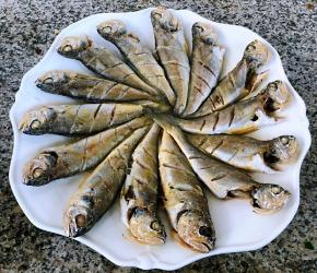 倒出多余的汤汁再取出姜和葱段