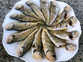 倒出多余的汤汁再取出姜和葱段