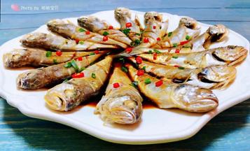 撒上香葱和小米辣就大功告成了