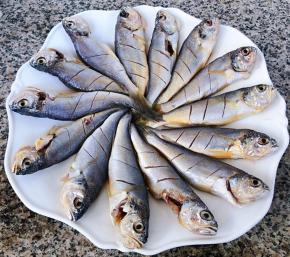 黄花鱼依次摆入盘中