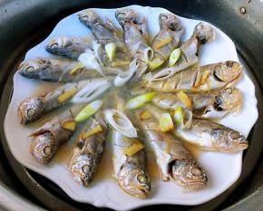 蒸好的黄花鱼打开锅盖美味飘鲜