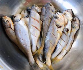 入味的黄花鱼清水冲洗一下沥干水份