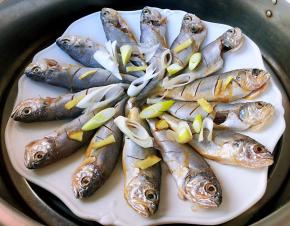 摆上葱和姜段放入烧开水的蒸锅大火蒸八分钟