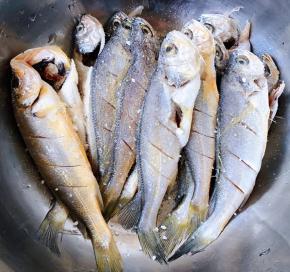 撒上盐和料酒轻轻按摩均匀煨制十分钟入味