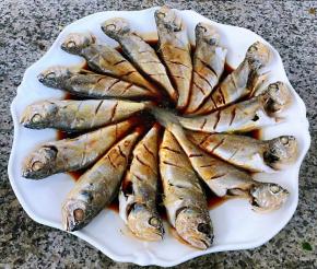 均匀的淋上蒸鱼豉油