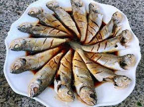均匀的淋上蒸鱼豉油
