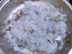 虾仁用刀压扁后用刀背稍微剁碎一下，加入盐，料酒，一个鸡蛋清，淀粉抓匀
烧一锅水，水开后用勺子把虾滑团成小球放入水里煮熟后捞出放凉