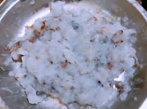 虾仁用刀压扁后用刀背稍微剁碎一下，加入盐，料酒，一个鸡蛋清，淀粉抓匀
烧一锅水，水开后用勺子把虾滑团成小球放入水里煮熟后捞出放凉