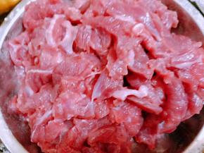 牛肉切片后加入盐，料酒，淀粉抓匀，淋上一点植物油搅拌均匀防止下锅粘在一起
虾滑煮好后，等水再次沸腾后倒入腌制后的牛肉，用筷子轻轻的拨散，等牛肉煮变色后捞出放凉