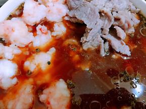 把放凉的牛肉片，虾滑和千张放入辣卤汁里翻拌均匀。放入冰箱冷藏2个小时更加冰凉好吃哦