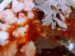 把放凉的牛肉片，虾滑和千张放入辣卤汁里翻拌均匀。放入冰箱冷藏2个小时更加冰凉好吃哦