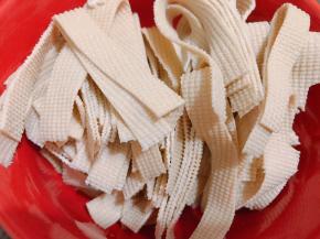 千张切条后同样煮熟后放凉备用